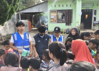 Tim YBM BRILiaN serahkan bantuan untuk masyarakat terdampak banjir bandang. (dok. isitmewa)