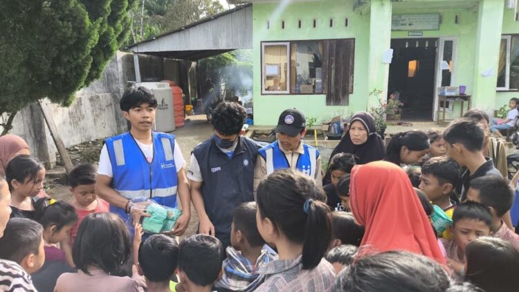 YBM BRILiaN Padang Salurkan Bantuan untuk Korban Banjir Bandang di Sumbar 1 Tim YBM BRILiaN serahkan bantuan untuk masyarakat terdampak banjir bandang. (dok. isitmewa)