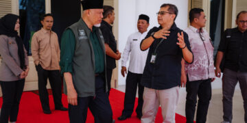 Tim dari BP Taskin bertemu Gubernur Mahyeldi sebelum mengantarkan bantuan. (dok. istimewa)