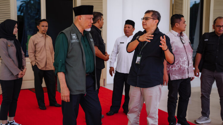 Tim dari BP Taskin bertemu Gubernur Mahyeldi sebelum mengantarkan bantuan. (dok. istimewa)