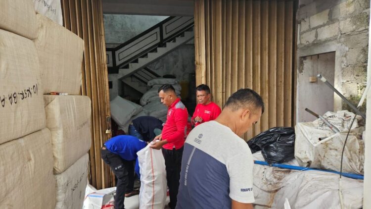 Dinsos Sumbar Dirikan 55 Dapur Umum dan Salurkan 8,6 Ton Beras untuk Korban Bencana 1 Tim dari Dinsos Sumbar mengumpulkan bantuan untuk diserahkan ke masyarakat terdampak bencana. (dok. istimewa)