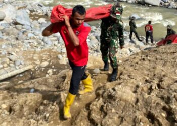 Tim dari Dinsos Sumbar salurkan bantuan untuk korban bencana. (dok. istimewa)