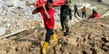 Dinsos Sumbar Telah Koordinir Penyaluran Bantuan Rp15 Miliar Lebih ke Daerah Terdampak Bencana Hidrometeorologi 13 Tim dari Dinsos Sumbar salurkan bantuan untuk korban bencana. (dok. istimewa)