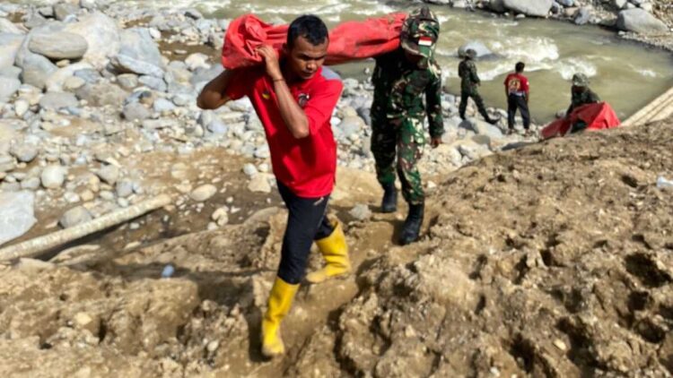 Dinsos Sumbar Telah Koordinir Penyaluran Bantuan Rp15 Miliar Lebih ke Daerah Terdampak Bencana Hidrometeorologi 1 Tim dari Dinsos Sumbar salurkan bantuan untuk korban bencana. (dok. istimewa)