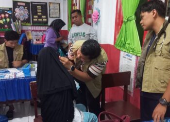 Tim dari SPH lakukan pemeriksaan terhadap warga terdampak bencana di Padang. (dok. istimewa)
