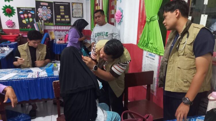 Tim dari SPH lakukan pemeriksaan terhadap warga terdampak bencana di Padang. (dok. istimewa)