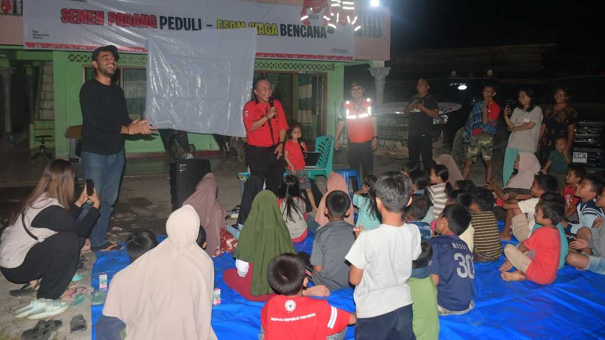 Trauma healing dari PT Semen Padang untuk anak-anak korban gempa di Salareh Aia Agam. (dok. istimewa)