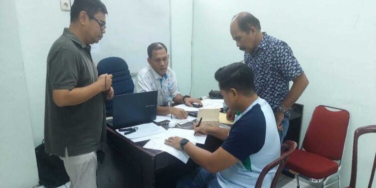 Verifikasi atlet dan pelatih di KONI Sumbar. (dok. istimewa)