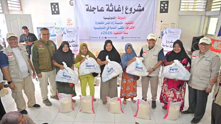 WAMY dan Sekdaprov Sumbar serahkan bantuan untuk korban bencana. (dok. istimewa)