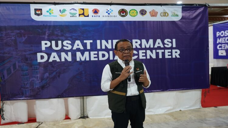 Menteri Koordinator Bidang Pembangunan Manusia dan Kebudayaan Pratikno saat memberikan keterangan pers terkait perkembangan pemulihan pascabencana tiga provinsi Sumatra di Pusat Informasi dan Media Center Penanggulangan Bencana Kementerian Komdigi di Banda Aceh, Kamis (25/12/2025). (Foto: Irfan IGID/InfoPublik)