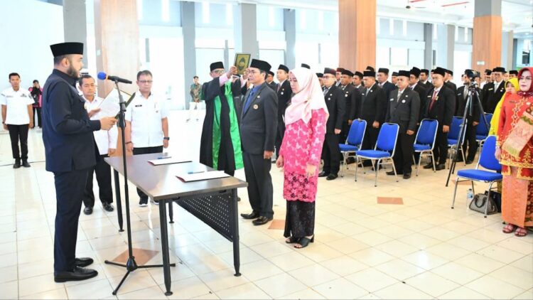 Wako Fadly Amran lantik Kepala Sekolah dan pejabat fungsional lainnya di jajaran Pemko Padang. (dok. istimewa)