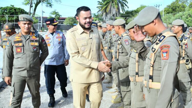 Wako Fadly Amran menyalami petugas gabungan saat apel perdana pascabencana. (dok. Prokopim)