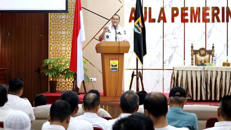 Wali Kota Pariaman Yota Balad saat membahasa RPJMDes dan RPJMD Kota. (dok. istimewa)