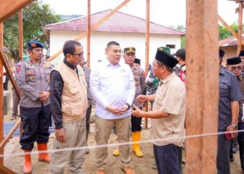 Wamen Ossy Darmawan meninjau pembangunan huntap untuk korban bencana. (dok. istimewa)