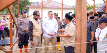 Wamen Ossy Darmawan meninjau pembangunan huntap untuk korban bencana. (dok. istimewa)