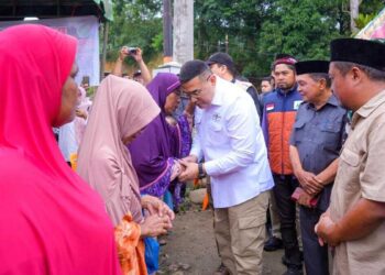 Wamen Ossy serahkan bantuan bencana di Sumut. (dok. istimewa)