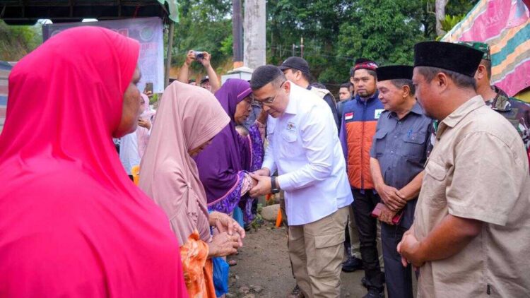 Wamen Ossy serahkan bantuan bencana di Sumut. (dok. istimewa)