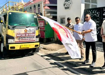 Andre Rosiade: Gerindra Sumbar Salurkan Air 54 Ribu Liter Bersih per Hari untuk Korban Banjir di Padang