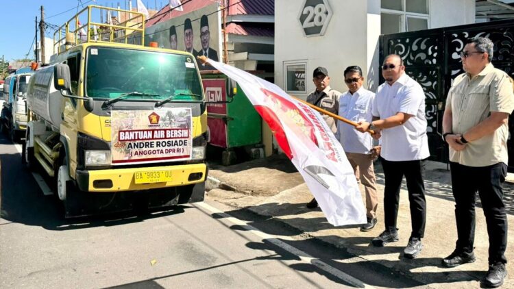 Andre Rosiade melepas bantuan air bersih untuk warga terdampak banjir di Padang. (Foto: Tim AR)