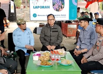 Wamendagri Bima Arya Tinjau Posko di Koto Baru, Apresiasi Gerak Cepat Pemkab Solok Tanggulangi Bencana