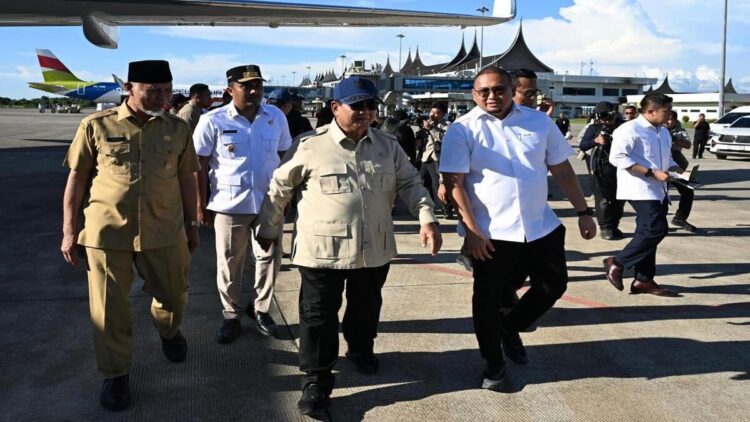 Andre Rosiade Dampingi Presiden Prabowo Kunjungi Korban Banjir Bandang di Padang Pariaman, Sumbar 1 Andre Rosiade mendampingi Presiden Prabowo Subianto meninjau para pengungsi banjir dan longsor di Sumbar. (Foto: Tim AR)