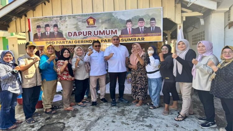 Andre Rosiade meninjau operasional dapur umum Partai Gerindra untuk membantu warga terdampak banjir dan longsor di Sumbar. (Foto: Tim AR)