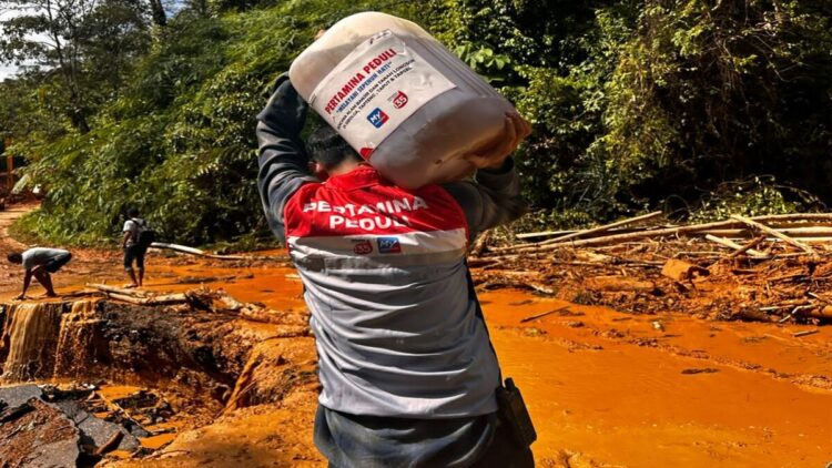 Pertamina Sediakan Layanan Khusus untuk Kebutuhan BBM dalam Penanganan Bencana di Sumatera 1 Pertamina memasok bahan bakar untuk kebutuhan alat berat di lokasi bencana Sumatera. (Foto: Ist)
