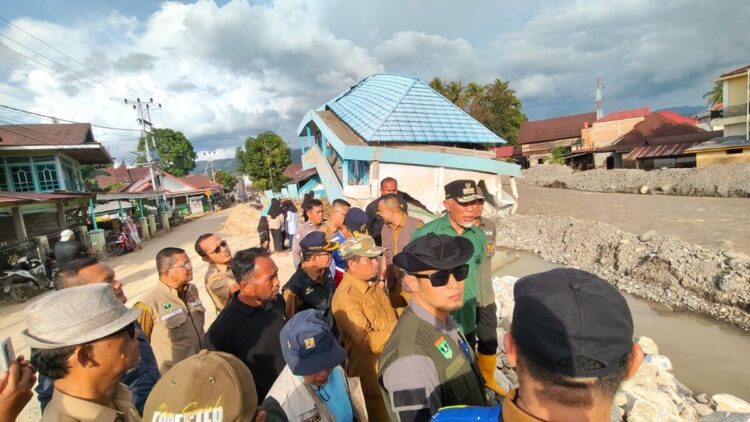Gubernur Sumbar Mahyeldi Ansharullah saat mengunjungi rumah nagari (desa) terdampak banjir di Kabupaten Solok, Sumatera Barat. (Foto: Diskominfo Kabupaten Solok)