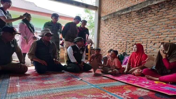 11 Pengungsi di Agam Keracunan, Dinkes Lakukan Investigasi 1 Menteri Kehutanan Republik Indonesia Raja Juli Antoni sedang berada di pengungsian warga Salareh Aia, Kecamatan Palembayan, Kabupaten Agam. Dok ANTARA/Yusrizal