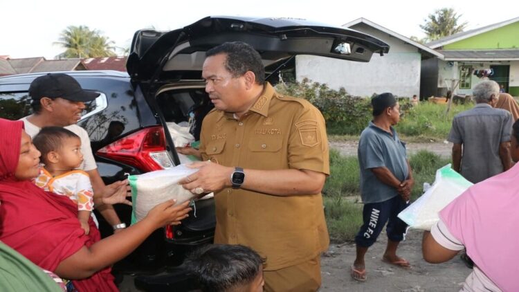 Wali Kota Pariaman Salurkan Bantuan Logistik untuk Ratusan KK Korban Banjir 1 Wako Pariaman menyerahkan bantuan untuk warga terdampak banjir. (Foto: Ist)