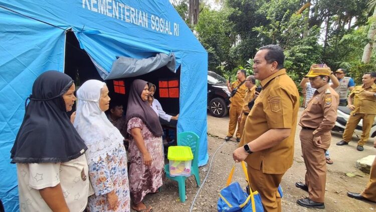 Wako Pariaman Yota Balad meninjau para pengungsi banjir. (Foto: Ist)