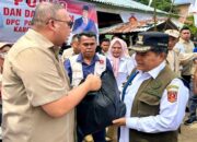 Dengan Helikopter, Andre Rosiade Temui Pengungsi dan Serahkan 5.000 Paket Bantuan untuk Korban Banjir Bandang di Agam
