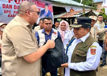 Dengan Helikopter, Andre Rosiade Temui Pengungsi dan Serahkan 5.000 Paket Bantuan untuk Korban Banjir Bandang di Agam
