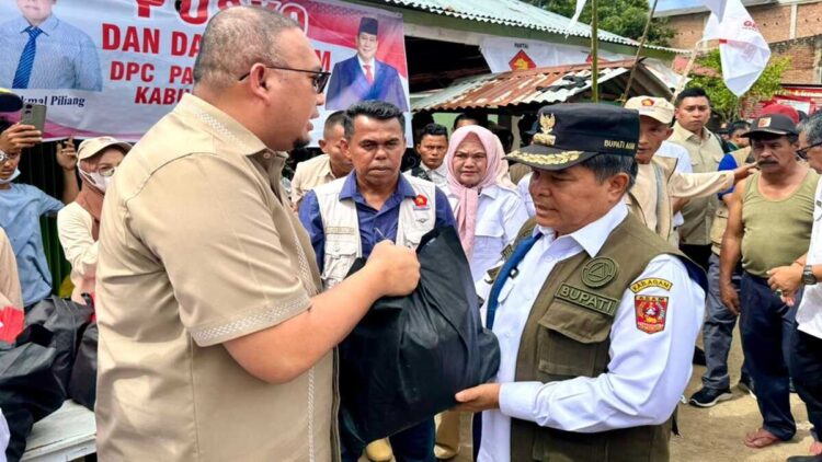Andre Rosiade menyerahkan bantuan untuk korban banjir bandang kepada Bupati Agam Benni Warlis. (Foto: Tim AR)
