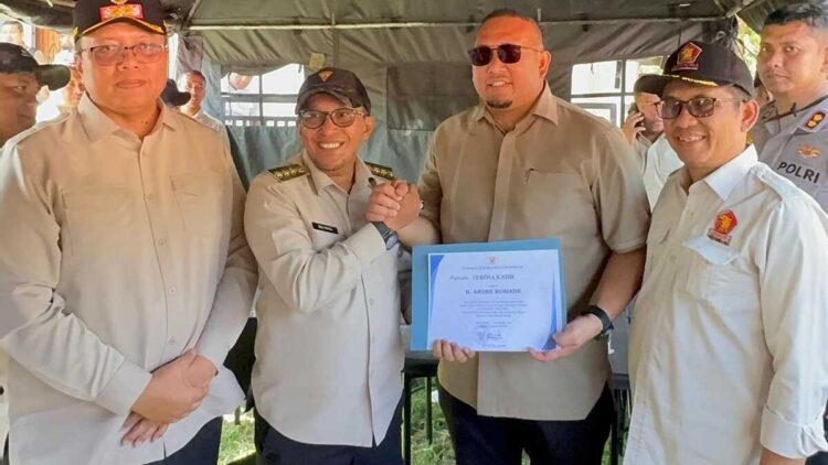 Andre Rosiade menyerahkan bantuan untuk penanganan banjir bandang ke Pemkab Tanah Datar. (Foto: Ist)