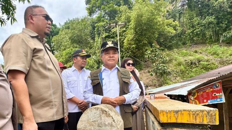 Andre Rosiade Penuhi Permintaan Bupati, Siapkan Alat Berat, Toilet Portabel, dan Genset Tambahan untuk Agam 1 Andre Rosiade bergerak cepat membantu penanganan bencana di Kabupaten Agam. (Foto: Tim AR)