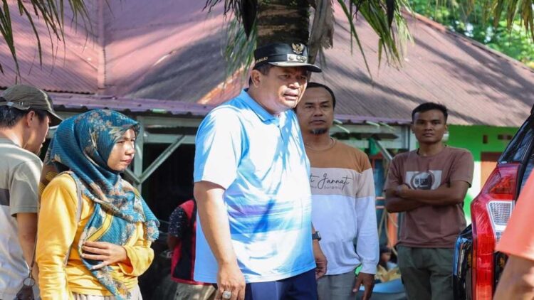 ASN Pemko Pariaman Turun Tangan Bersihkan Rumah Warga Pascabanjir 1 ASN Pemko Pariaman ikut berpartisipasi membersihkan rumah warga terdampak bencana. (Foto: Ist)