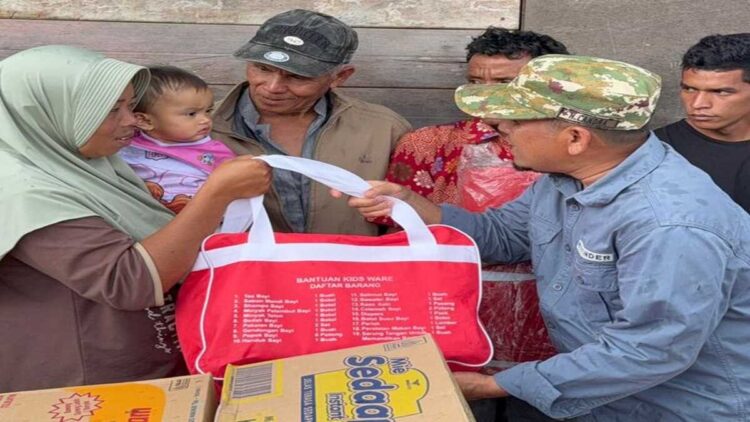 Wabup Solok Candra menyerahkan bantuan bagi warga terdampak banjir di Aie Dingin. (Foto: Diskominfo Kabupaten Solok)