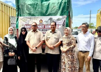 Andre Rosiade menyerahkn ribuan paket sembao untuk korban banjir di Pariaman. (Foto: Tim AR)