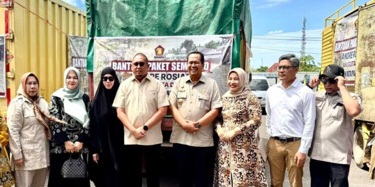 Andre Rosiade Serahkan 2.000 Paket Sembako untuk Korban Banjir di Kota Pariaman