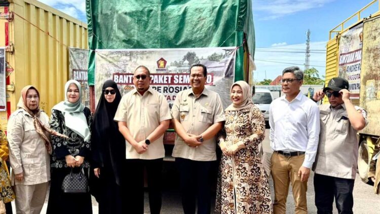 Andre Rosiade Serahkan 2.000 Paket Sembako untuk Korban Banjir di Kota Pariaman 1 Andre Rosiade menyerahkn ribuan paket sembao untuk korban banjir di Pariaman. (Foto: Tim AR)