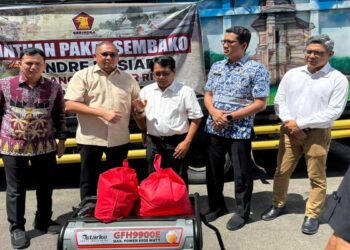 Andre Rosiade menyerahkan bantuan ribuan paket sembako untuk korban bencana di Padang Pariaman. (Foto: Tim AR)