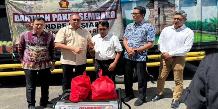 Andre Rosiade Serahkan 2.500 Paket Sembako dan 10 Genset untuk Korban Bencana di Padang Pariaman