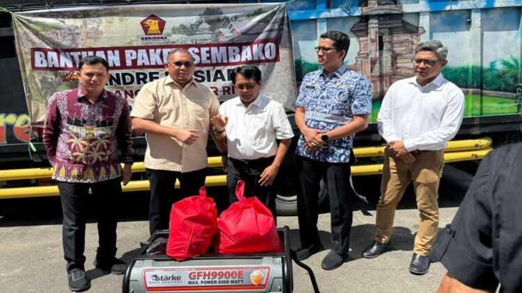Andre Rosiade Serahkan 2.500 Paket Sembako dan 10 Genset untuk Korban Bencana di Padang Pariaman 1 Andre Rosiade menyerahkan bantuan ribuan paket sembako untuk korban bencana di Padang Pariaman. (Foto: Tim AR)