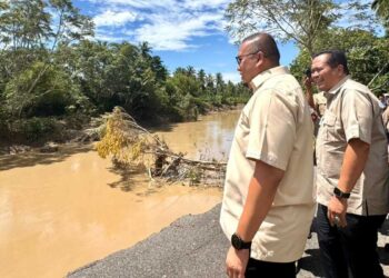 Andre Rosiade didampingi Wako Pariaman meninjau kerusakan Batang Mangor pascabanjir bandang. (Foto: Tim AR)
