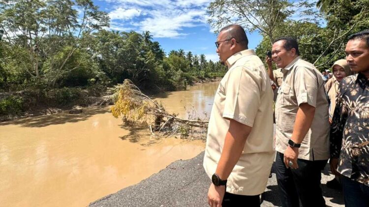 Tinjau Kerusakan Batang Mangor Pascabanjir, Andre Rosiade Kawal Wako Pariaman Ajukan 2 Proposal ke Pusat 1 Andre Rosiade didampingi Wako Pariaman meninjau kerusakan Batang Mangor pascabanjir bandang. (Foto: Tim AR)