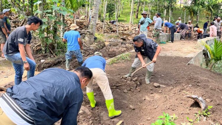 Wabup Solok Turun Tangan Bersihkan Irigasi Banda Panjang Bersama Warga 1 Wakil Bupati Solok Candra bergotong royong di Dermaga Danau Singkarak untuk pemulihan pascabencana. (Foto: Diskominfo Kabupaten Solok)