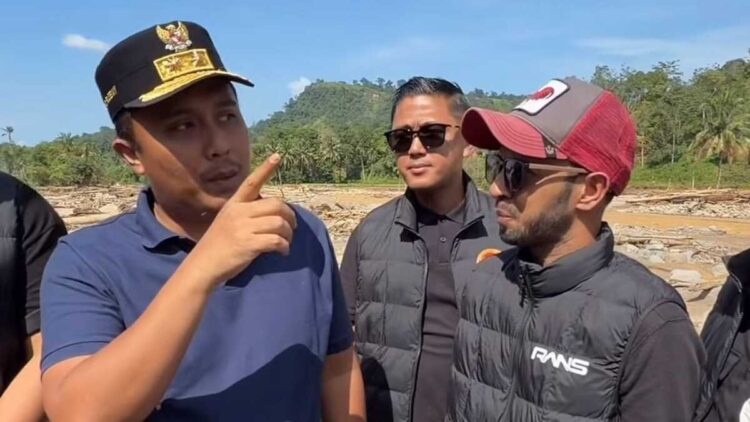 Wagub Sumbar menerima bantuan untuk pemulihan pascabencana dari Raffi Ahmad. (Foto: adpsb/bud)