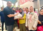 Mendarat di Padang, Andre Rosiade Bagikan Ratusan Sembako di Koto Tangah