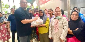 Mendarat di Padang, Andre Rosiade Bagikan Ratusan Sembako di Koto Tangah 9 Mendarat di Padang, Andre Rosiade Bagikan Ratusan Sembako di Koto Tangah